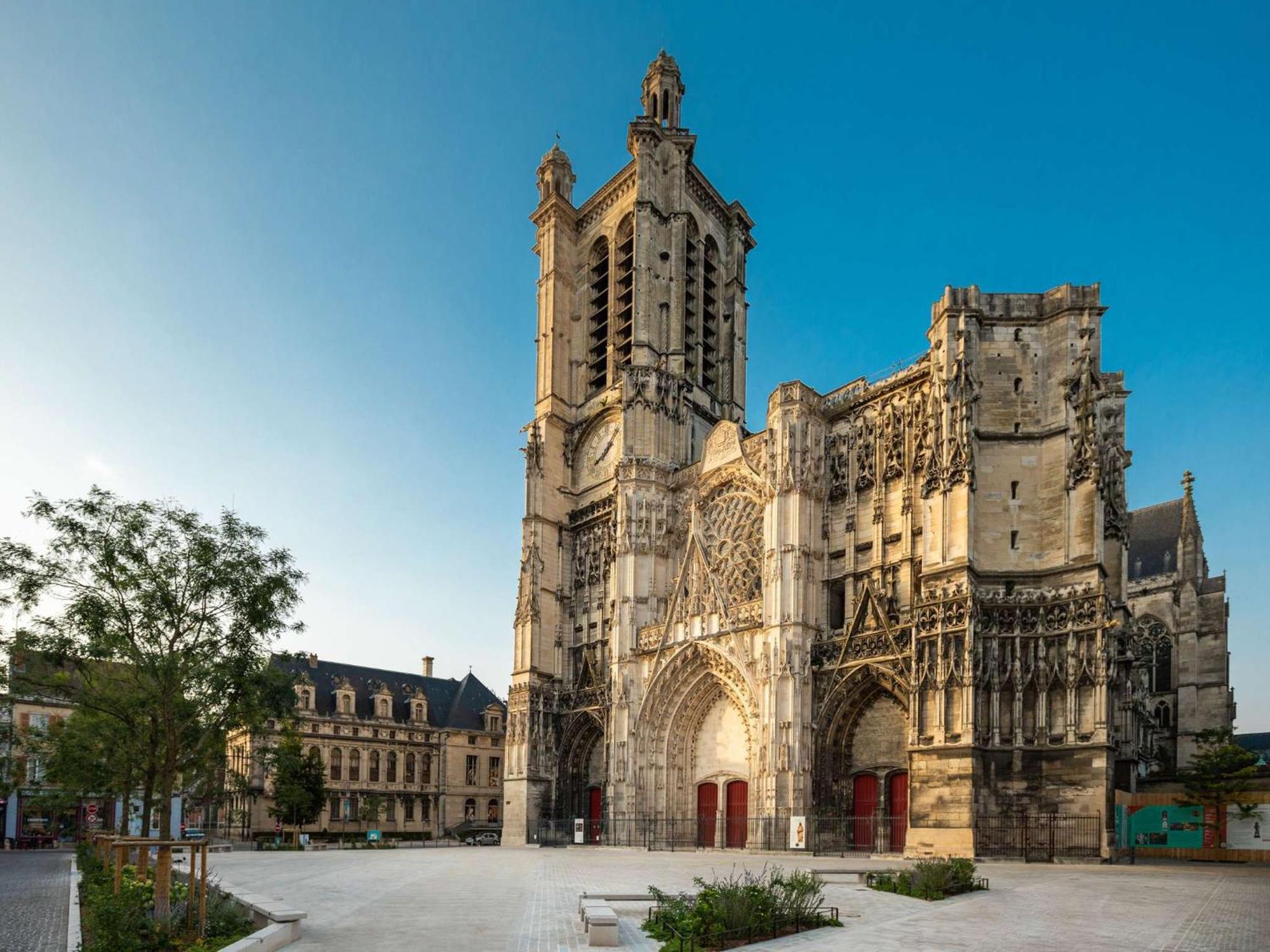 Logis Hotel Du Cirque Troyes Centre Historique Kültér fotó