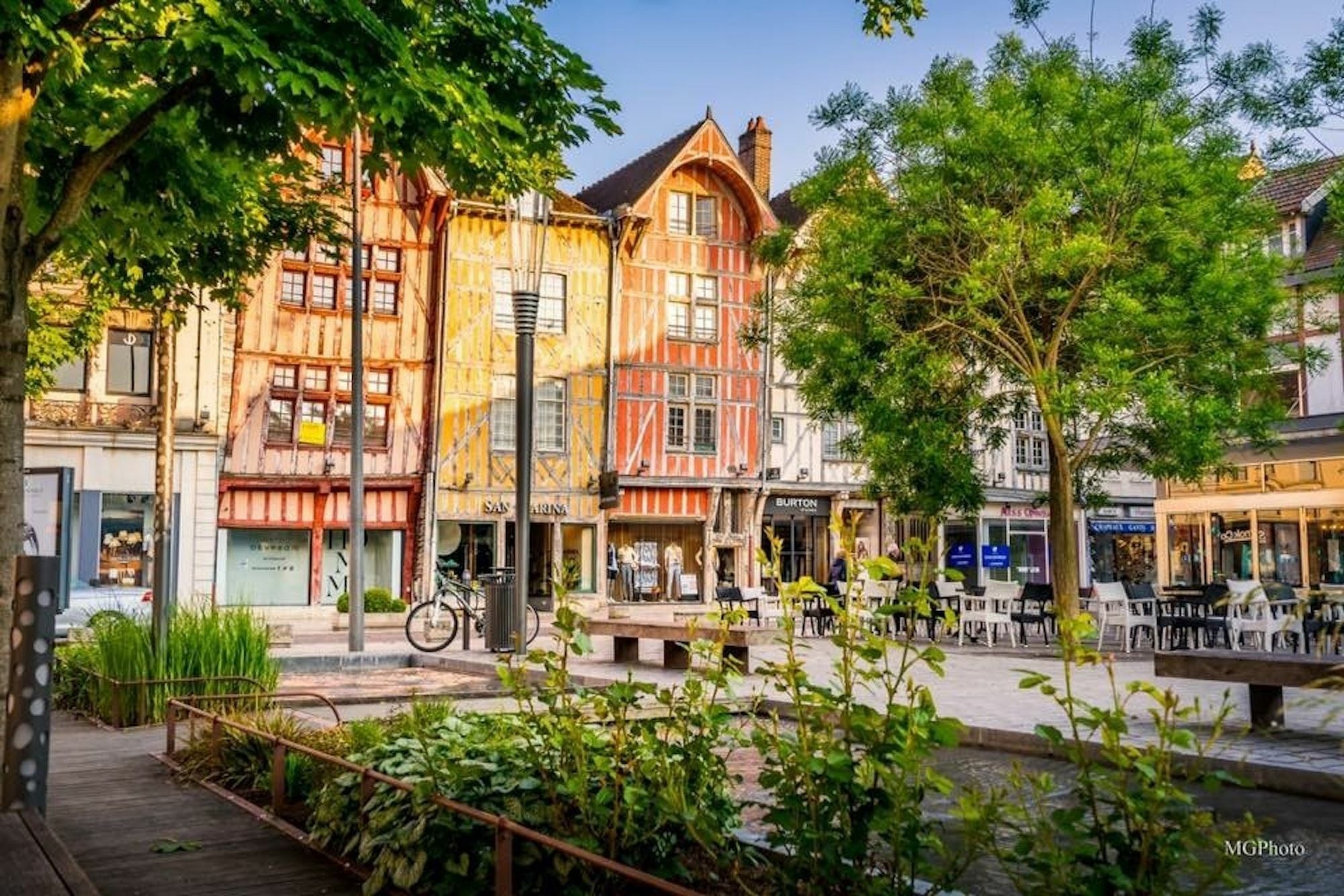 Logis Hotel Du Cirque Troyes Centre Historique Kültér fotó